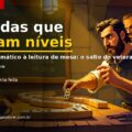 Ilustração de capa do artigo sobre jogadas de Dominó — jogadores reunidos em volta de uma mesa de taverna enquanto um deles encaixa uma peça na fila de dominós, com contas rabiscadas num quadro ao fundo.