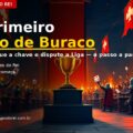 Troféu dourado sobre um pedestal no centro de um salão de castelo iluminado por tochas, com cavaleiros e jogadores erguendo cartas de baralho sob bandeiras vermelhas