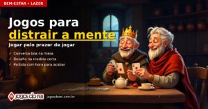 Rei do Jogos do Rei e um amigo riem jogando cartas numa mesa de madeira, com peças de dominó, bule e xícaras de chá, numa cozinha aconchegante iluminada pela lareira